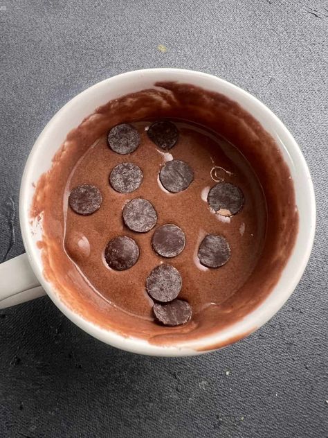 Snel recept voor chocolade-mokcake uit de Airfryer (2 manieren) - SecondRecipe Chocolate Mug Cake Recipe, Mug Cake Recipe, Chocolate Mug Cake, Single Serve Desserts, Warm Cake, Chocolate Mug Cakes, Chocolate Mugs, Cake Tasting, Mug Cake