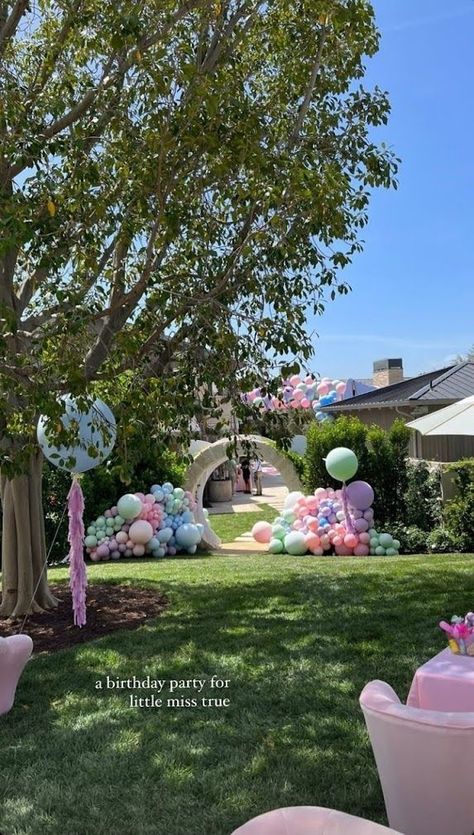 Celebrity Kids Birthday Party, Mansion Backyard, Pastel Decorations, Party In The Garden, True Thompson, Khloe Kardashian Tristan Thompson, Khloe K, Candy Land Birthday Party, 20th Birthday Party