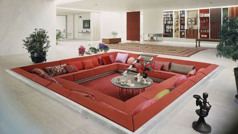 Conversation pits Sunken Couch, Conversation Pit Living Room, Pit Couch, Living Room 70s, Conversation Pit, Floor Couch, 70s House, Retro Interior Design, Sunken Living Room