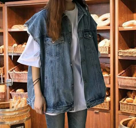 Depop Poses, Denim Vest Outfit Aesthetic, Sleeveless Jacket Outfit, Vest Outfits Aesthetic, Denim Vest Outfit, Summer Work Outfits, Sleeveless Jacket, Vest Outfits, Comfy Fashion