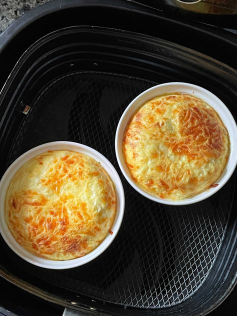 Air Fryer Quiche | Foodtastic Mom #airfryerrecipes #airfryerquiche #crustlessquiche #quicherecipes Baked Eggs In Air Fryer, Omlet In Air Fryer, Single Serving Air Fryer Recipes, Air Fryer Baked Eggs, One Person Air Fryer Meals, Air Fryer Eggs Recipes, Ramekin Quiche, Air Fryer Souffle, Ramekin Air Fryer Recipes