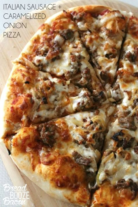 This Italian Sausage + Caramelize Onion Pizza  is totally worth skipping take out for! Pizza Dips, Caramelized Onion Pizza, Fancy Pizza, Bread Booze Bacon, Pizza Vegana, Onion Pizza, Pizza Stromboli, Calzone Pizza, Sausage Pizza