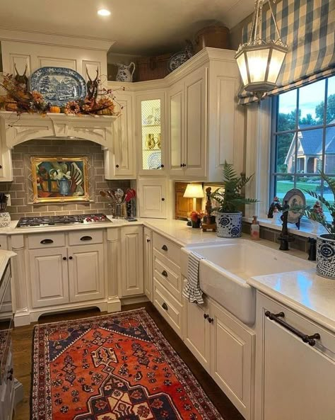 English Cottage Interiors, Coral And Blue, Southern Kitchens, Charming Kitchen, Nancy Meyers, Cottage Kitchens, My Colors, Apartment Style, Cozy Kitchen