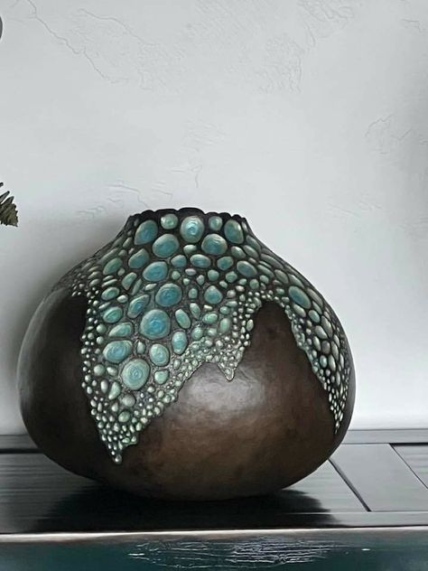 Raku Project Ideas, Ceramic Totems Ideas, Raku Sculpture Ideas, Organic Ceramic Forms, Raku Ceramics Ideas, Slab Built Pottery, Christian Easter Decorations, Raku Ware, Modern Vases