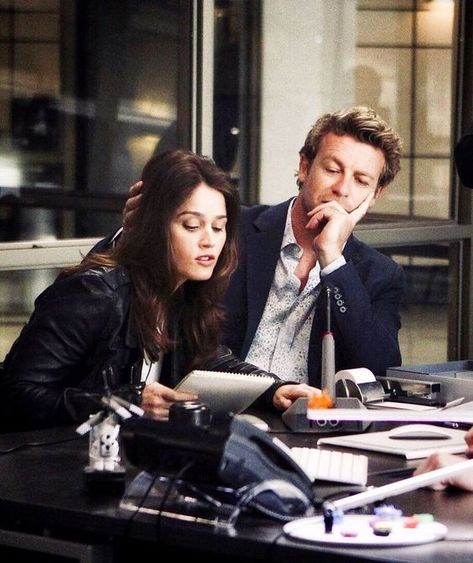 The Mentalist Patrick Jane, Mentalist Patrick Jane, Simon Baker The Mentalist, Jane And Lisbon, I Love Simon, Tv Show Couples, Teresa Lisbon, Robin Tunney, Love Simon