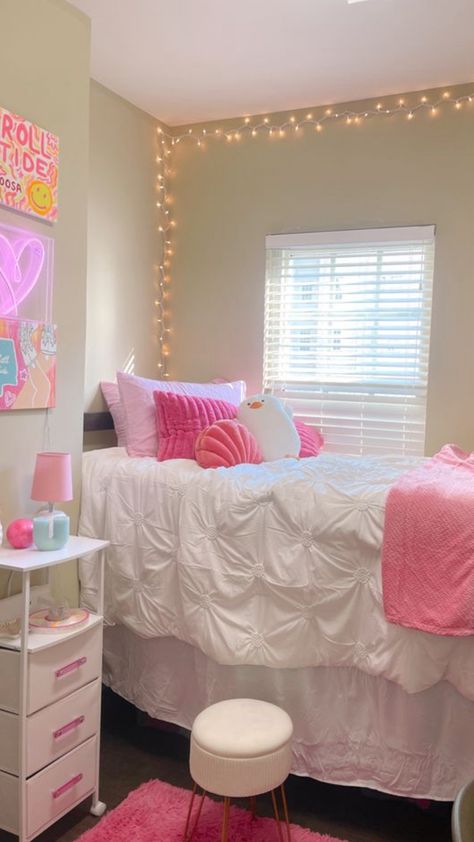 Pink Dorm Ideas, Room Inspo Apartment, Luxury Dorm Room, Pretty Dorm Room, Collage Dorm, Dorm Room Inspo, College Dorm Room Inspiration, Dream Dorm Room, Cozy Dorm Room