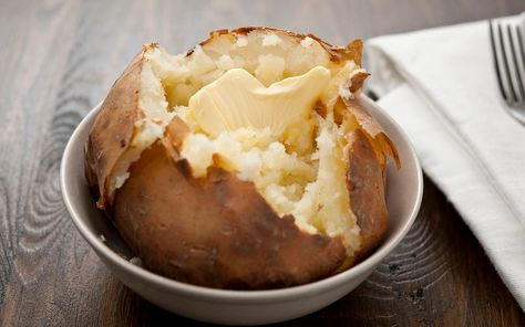 This Is the Secret to Better Baked Potatoes Best Baked Potato, Air Fryer Baked Potato, Cheddar Potatoes, Making Baked Potatoes, Jacket Potato, Baked Potato Recipes, Loaded Baked Potatoes, Microwave Cooking, Twice Baked Potatoes