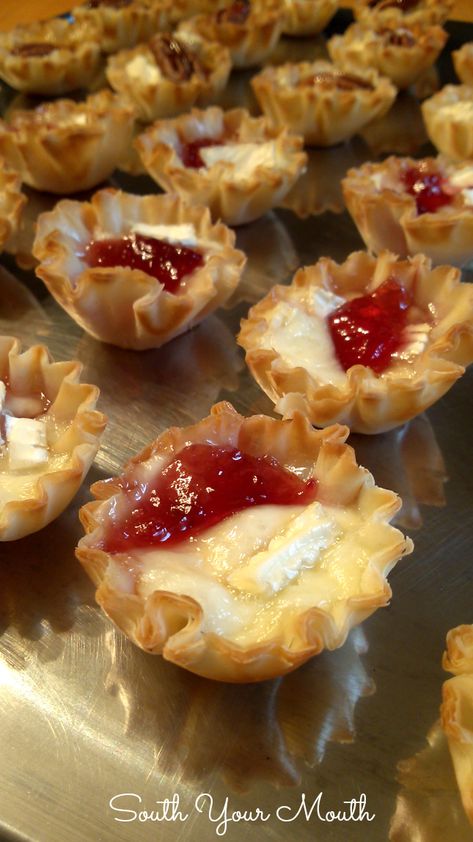 Brie tarts made with mini phyllo cups filled with blackberry jelly or salted pecan and honey. Brie Tartlets, Jam Bites, Brie Appetizers, Phyllo Shells, South Your Mouth, Apricot Preserves, Phyllo Cups, Brie Bites, Pane Dolce