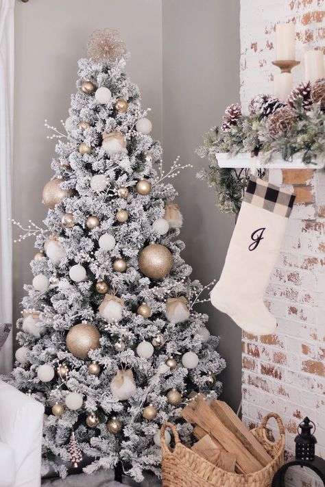 Snow Effect Christmas Tree Ideas, Christmas Tree Big Balls, White Snow Christmas Tree Decorations, Snow Christmas Tree Ideas Decorating, Snowy Tree Decorations, Snow Tree Decoration, Christmas White Tree Ideas, Christmas Tree With Snow Decoration, Faux Snow Christmas Tree