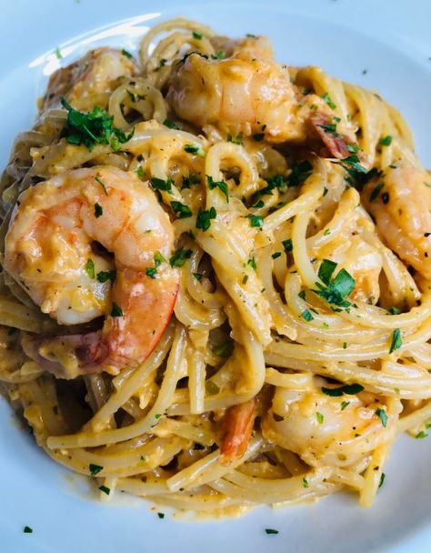 Insert an appetizing photo of the creamy garlic prawn pasta dish Prawn And Pea Pasta, Prawn Pasta Recipe Healthy, Prawns With Pasta, Green Prawns Recipe, Garlic Prawn Spaghetti, Chicken And Prawn Pasta, King Prawn Pasta, Garlic Prawn Pasta Recipes, Healthy Prawn Pasta