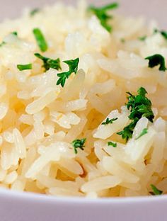 Creole Rice Recipes, Haitian Patties Recipe, Creole Rice, Garlic Rice Recipes, Garlic Rice, Quick Side Dishes, Confort Food, Haitian Food Recipes, Rice Side Dishes