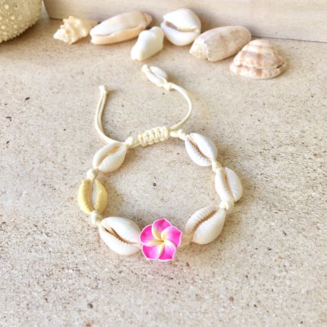 Shells Bracelet, Bracelet Seashell, Cowrie Shell Bracelet, Island Chic, Avatar Dr, Seashell Bracelet, 2000s Pink, Surf Jewelry, Mermaid Vibes