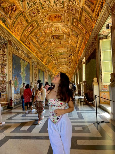 #europe #europeansummer #picinspo #rome #italy #italiansummer #museum #vatican #gold Italy Museum Outfit, Vatican Museum Outfit, Touring Europe Outfits Summer, The Vatican Outfit, Vatican Photo Ideas, Vatican Outfit, Vatican Museum Photo Ideas, Vatican City Photo Ideas, Vatican City Outfit