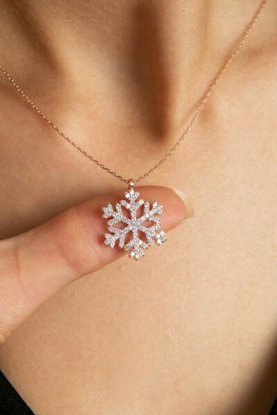 Necklace With Snowflake, Jóias Body Chains, Snowflake Jewelry, Cool Jewelry, Pretty Jewelry Necklaces, Snowflake Necklace, Fancy Jewellery, Jewelry Lookbook, Fancy Jewelry