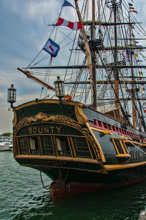 Hms Bounty, Galleon Ship, Model Warships, Nautical Home Decor, Go Navy, Old Sailing Ships, Thoughts And Prayers, Pirates Cove, Pirate Wench