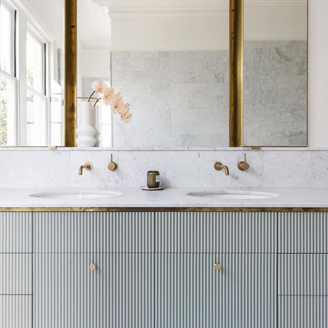 Viv Hannigan Design on Instagram: “Master en-suite from our latest Mosman house.  @simonwhitbreadphoto @potter_wilson  #brassbathroom #bathroomdesign  #bathroom…” Bathroom Design Black, Art Deco Bathroom, Bathroom Storage Solutions, Room Tiles, Trendy Bathroom, Apartment Bathroom, Bath Room, Decor Trends, Interior Deco