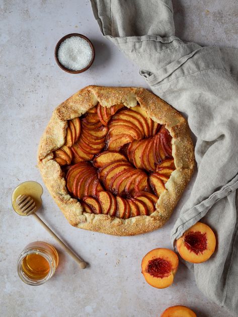 Peach Galette, Peach Tart, Galette Recipe, Peach Pie, Peach Recipe, Perfect Pies, Appetizer Snacks, Peaches, Food Print