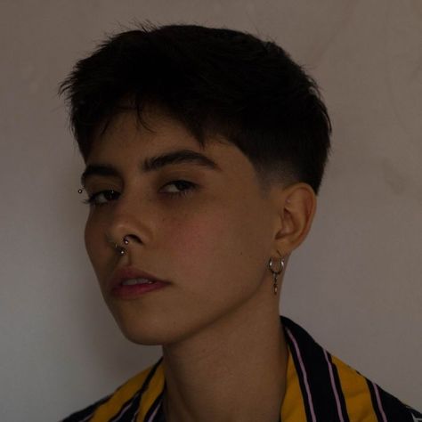 Queer Men Haircut, Short Hair Lesbian Haircuts, Nonbinary Hair Undercut, Lesbian Haircut Short, Short Queer Haircuts, Shaved Sides Short Hair, Men's Hairstyles Short, Dyke Hair, Nonbinary Haircuts