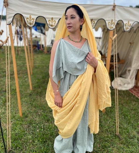 Ancient Greek Chiton Women, Modern Greek Clothing, Roman Woman Clothing, History Cosplay, Greek Peplos, Doric Chiton, Pagan Veiling, Ancient Greek Fashion, Roman Women Dress