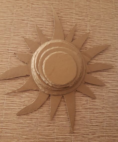 Cardboard Crafts Animals, Cardboard Art Sculpture Easy, Cardboard Sun, Cardboard Sculpture Ideas, Paper Mache Sun, Cardboard Art Projects, Cardboard Relief, Cardboard Art Sculpture, Painting On Cardboard