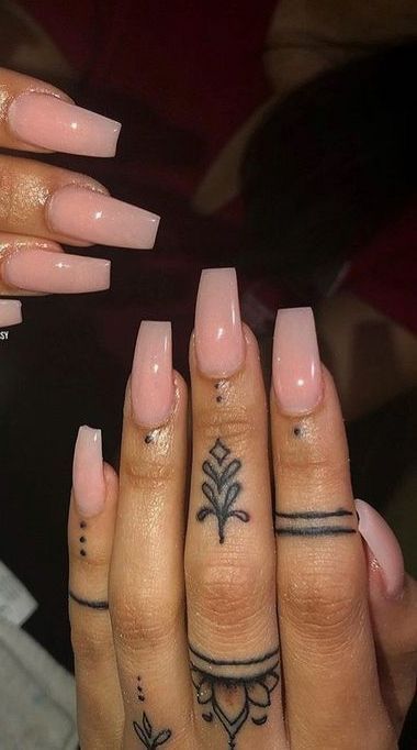 Women Eyes, Tiny Finger Tattoos, Throat Tattoo, Tato Henna, Finger Tattoo For Women, Finger Tats, Ring Finger Tattoos, Henna Tattoo Hand, Finger Tattoo Designs