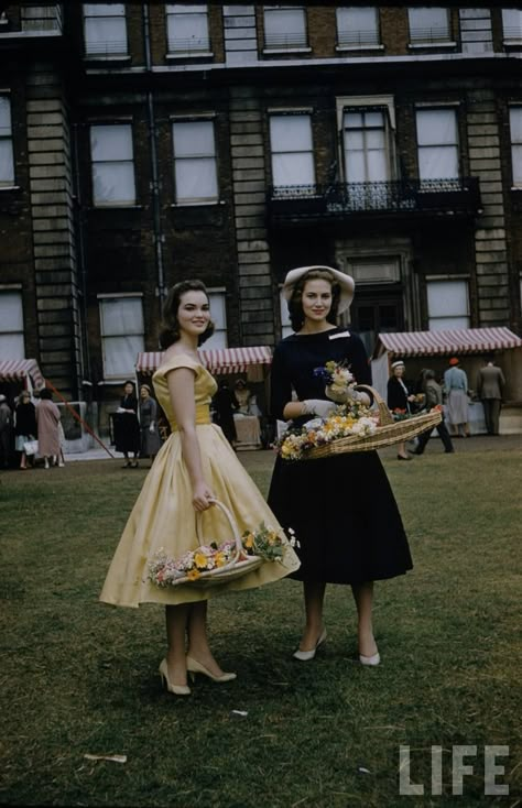 Old Money 1950s, Henrietta Tiarks, 1950 Photoshoot, 1950 Fashion, Vintage Fashion 1950s, Basket Of Flowers, Made In Chelsea, Dapper Day, Fashion 1950s