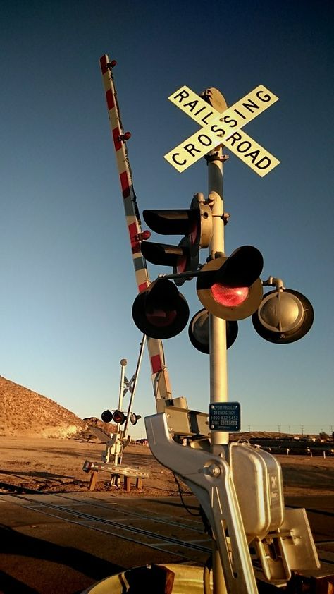 Railroad Lights, Railroad Crossing Signs, Railroad Images, Cross Sign, Ho Scale Buildings, School Places, Railroad Crossing, Crossing Sign, Railroad Pictures