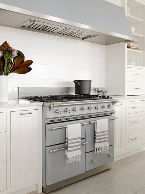 Kitchen Appliance Trends, French Range, French Stove, White Kitchen Appliances, Smeg Appliances, Kitchen Appliance Storage, Cooking Range, Appliances Storage, Kitchen Trends