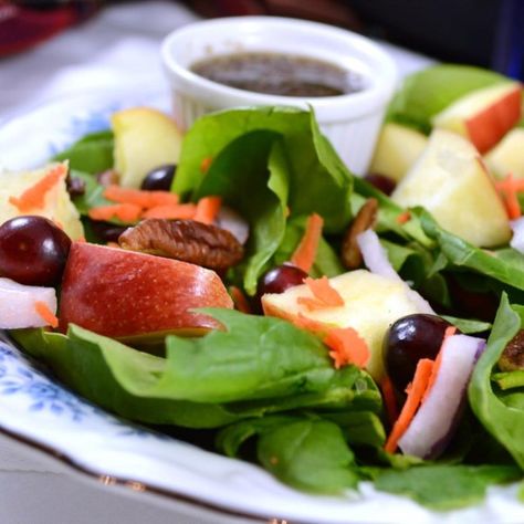 Avocado Spinach Salad, Winter Salads, Salad With Balsamic Dressing, Winter Salad Recipes, Blue Cheese Salad, Fresh Summer Salad, Butternut Squash Salad, Seasonal Salad, Pecan Salad