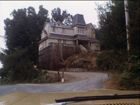 Tracking down The Marsten House, Salem's Lot (1979) | David J ... Salems Lot, All Horror Movies, Salem Lot, Vampire Movies, Spooky Places, Spooky House, Gothic Models, Horror Monsters, Horror Posters