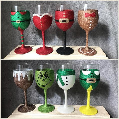 Painted Wine Glasses For Christmas, Christmas Glitter Glasses, Christmas Wine Glasses Diy, Wine Glass Christmas Crafts, Champagne Glasses Decorated, Wine Glass Snow Globe, Christmas Candle Crafts, Christmas Wine Glasses, Wine Glass Decor