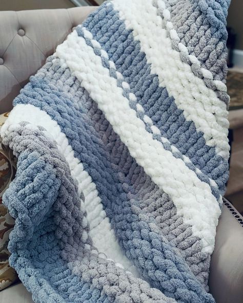 A chunky baby  blanket is a type of blanket that is known for its thick, bulky, and cozy texture. It is typically made using chunky  yarn, resulting in a warm and luxurious feel. Chunky baby  blankets are popular for their visual appeal and the comforting weight they provide. They are often used as decorative pieces or for keeping warm during colder seasons. Chunky Knit Blanket Display, Things To Crochet With Blue Yarn, Chunky Yarn Blankets, Crochet Blankets For Boys, Chunky Blanket Color Ideas, Crochet With Thick Yarn, Chunky Knit Blanket Pattern Color Combos, Thick Crochet Blanket, Blue Knitted Blanket