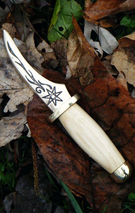 The Faerie Star boline was a custom piece that stands out not only for it's etched blades but also that all its metal components are bronze.  The white wood handle is varnished ash.  It was crafted by Brewan Blacksmith of the Metal Craft (www.brewansart.com). Boline Knife, Witches Tools, Crafting Witch, Carving Bone, Witch Tools, Harvesting Herbs, Light Colored Wood, Witchy Crafts, Ritual Tools