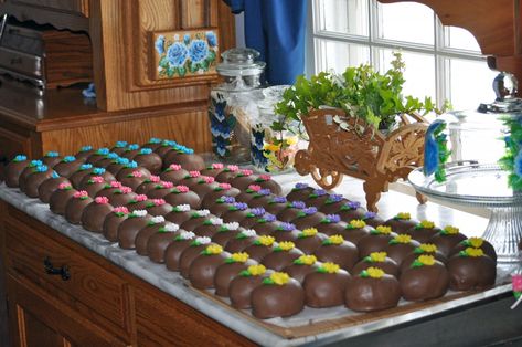 Homemade and hand-made peanut butter eggs at an Amish bakery Amish Peanut Butter, Peanut Butter Easter Eggs, Easter Foods, Holiday Snack, Peanut Butter Eggs, Chocolate Crunch, Amish Recipes, Pennsylvania Dutch, Melting Chocolate Chips