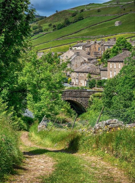 Arriving on foot at the village of Muker in the Yorkshire Dales. The beautiful Yorkshire Dales: BritainAndBritishness.com/YorkshireDales Bob Radlinski. British Nostalgia, Yorkshire Dales National Park, England Countryside, English Village, Pretty Landscapes, British Countryside, Yorkshire Dales, England And Scotland, Village Life