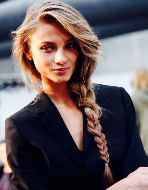 Over-the-shoulder braid Thanksgiving Hairstyles, Long Hair Care, Office Hairstyles, Peinados Recogidos, Hair Cute, Side Braid, Long Braids, Hair Dos, Ponytail Hairstyles