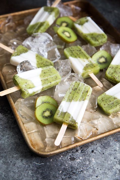 Kiwi Coconut Popsicles Kiwi Popsicles, Popsicle Stand, Coconut Popsicles, Popsicle Party, Coconut Chia, Ice Lollies, Easy Ice Cream, Sorbet Recipes, Fruity Recipes