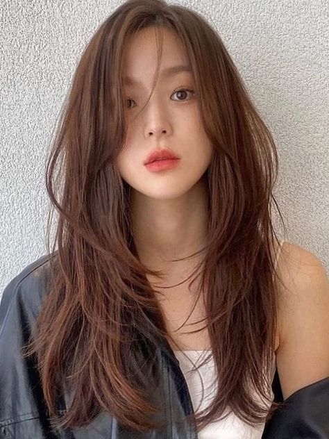 Korean fall hair color: ash brown long layers Asian Curtain Bangs Long Hair, Long Layered Hair Asian, Asian Hairstyles Long, Korean Long Haircut, Long Asian Haircut, Hair Trims For Long Hair, Korean Mid Length Hair, Korean Brown Hair, Bangs Inspo