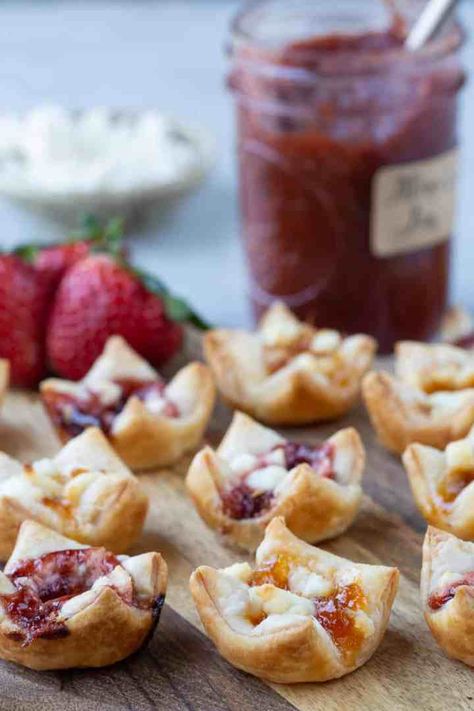 Appetizers With Goat Cheese, Goat Cheese And Jam, Goat Cheese Fig Jam, Cheese And Jam, Puff Pastry Bites, Pastry Bites, Cream Cheese Puff Pastry, Goat Cheese Appetizer, Puff Pastry Appetizers