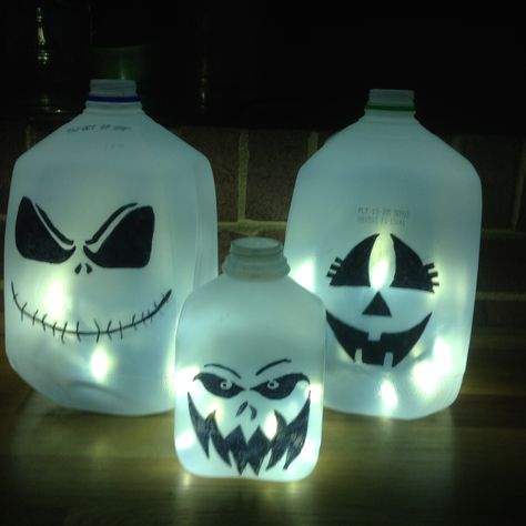 Halloween Milk Jugs Diy, Milk Bottle Ghosts, Coffee Creamer Bottle Crafts, Milk Jug Ghosts, Halloween Milk Jugs, Milk Jug Crafts, Kids Fall Crafts, Halloween Mason Jars, Halloween Outside