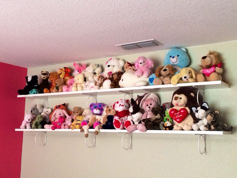 Shelf For Plushies, Stuffed Animal Shelves, Plushie Shelves, Plushy Organization, Plush Organization Ideas, Plush Organization, Teddy Shelf, Stuffed Animal Organization, Plushie Shelf