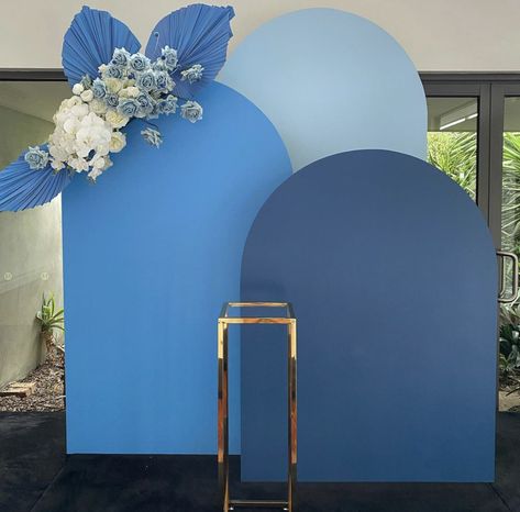 Blue Backdrop Ideas, Blue Decorations Party Birthday Ideas, Blue Arch Backdrop, Blue Birthday Backdrop, How To Make Backdrop, Faux Flowers Arrangements, Diy Backdrop Stand, Diy Photo Backdrop, Wedding Backdrop Design