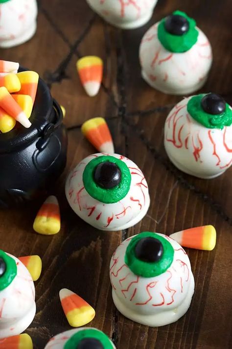 No Bake Oreo Truffle Eyeballs - The Suburban Soapbox Halloween Oreo Balls Eyeballs, Halloween Cake Truffles, Eyeball Oreo Balls, Halloween Truffle Ideas, Halloween Oreo Truffles, Oreo Balls Halloween, Oreo Eyeballs, Halloween Oreo Balls, Halloween Truffles