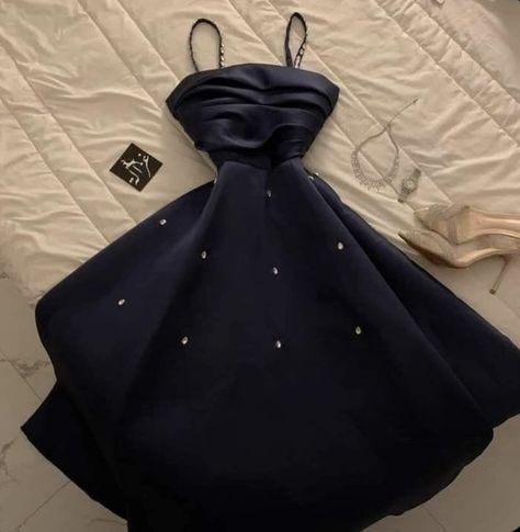 Hot Prom Dress, Goddess Outfit, Met Gala Dresses, Velvet Dress Designs, Outfits Modest, Satin Noir, Christmas Party Outfits, Kawaii Fashion Outfits, Long Prom Dresses