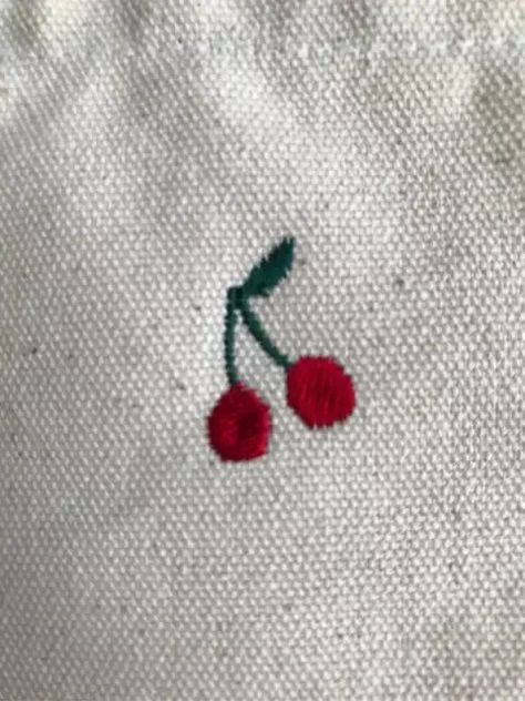 How To Embroider Cherries, Imbrodri Design Simple, Beginner Embroidery Designs, Small Embroidery Designs Simple, Small Cute Embroidery Designs, Easy Small Embroidery, Embriodary Design Ideas Easy, Small Embroidery Ideas, Embroidery Designs Simple