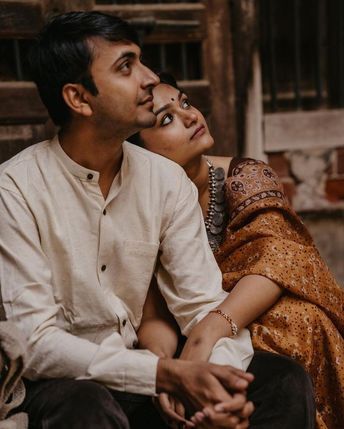 Traditional Couple Poses Picture Ideas, Couple Photo Poses Traditional, Pre Wedding Shoot Delhi, Aesthetic Prewedding Ideas, Pre Wedding Shoot Ideas Vintage, Aesthetic Pre Wedding Shoot, Onam Poses For Couples, Indian Wedding Couple Shoot, Pre Wedding Photoshoot Aesthetic