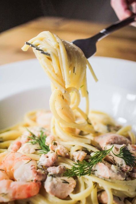 Creamy Linguini with Salmon and Prawns  This pasta dish is great for a perfect night in with your loved one. It's tastes so good and is super quick and easy to do meaning you won't be in the kitchen all night!   #dinnertonight #easydinner #healthydinner #foodieadventures #foodblogger #whaticooked #eatthis #eattheworld  Recipe credit: Globe Scoffers King Prawn Linguine, Creamy Linguine, Salmon Ideas, Prawn Linguine, Linguini Pasta, Haddock Recipes, Pasta Ideas, Prawns Recipe, Linguine Recipes