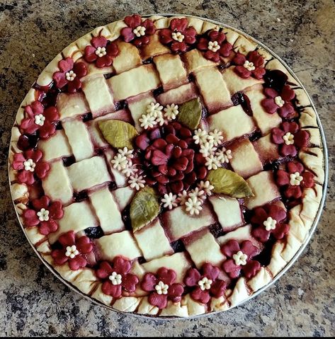 Creative Pie Crust, Pretty Pie Crust, Fancy Pie Crust, Birthday Pie, Beautiful Pie Crusts, Pumpkin Pie Crust, Crust Designs, Creative Pies, Birthday Pies