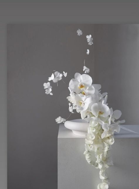 Ikebana Arrangements Wedding, Japanese Florals, White Orchid Arrangement, Modern Ikebana, Diy Disco Ball, Flower Arragement, Orchid Flower Arrangements, Bride Flowers, Shades Of White