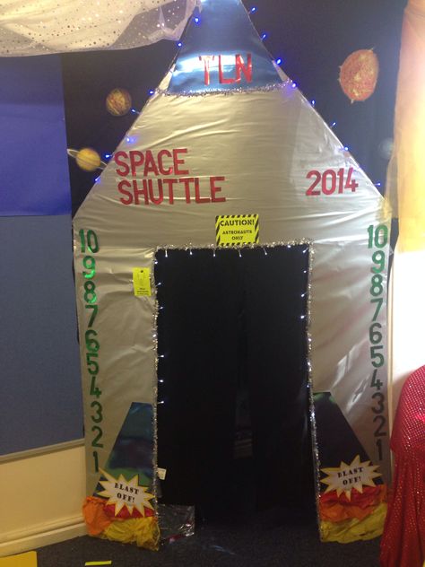 Rocket roleplay area Rocket Role Play Eyfs, Space Eyfs, Eyfs Space, Space Inquiry, Space Theme Classroom, Transportation Theme Preschool, Space Crafts For Kids, Space Classroom, Space Activities